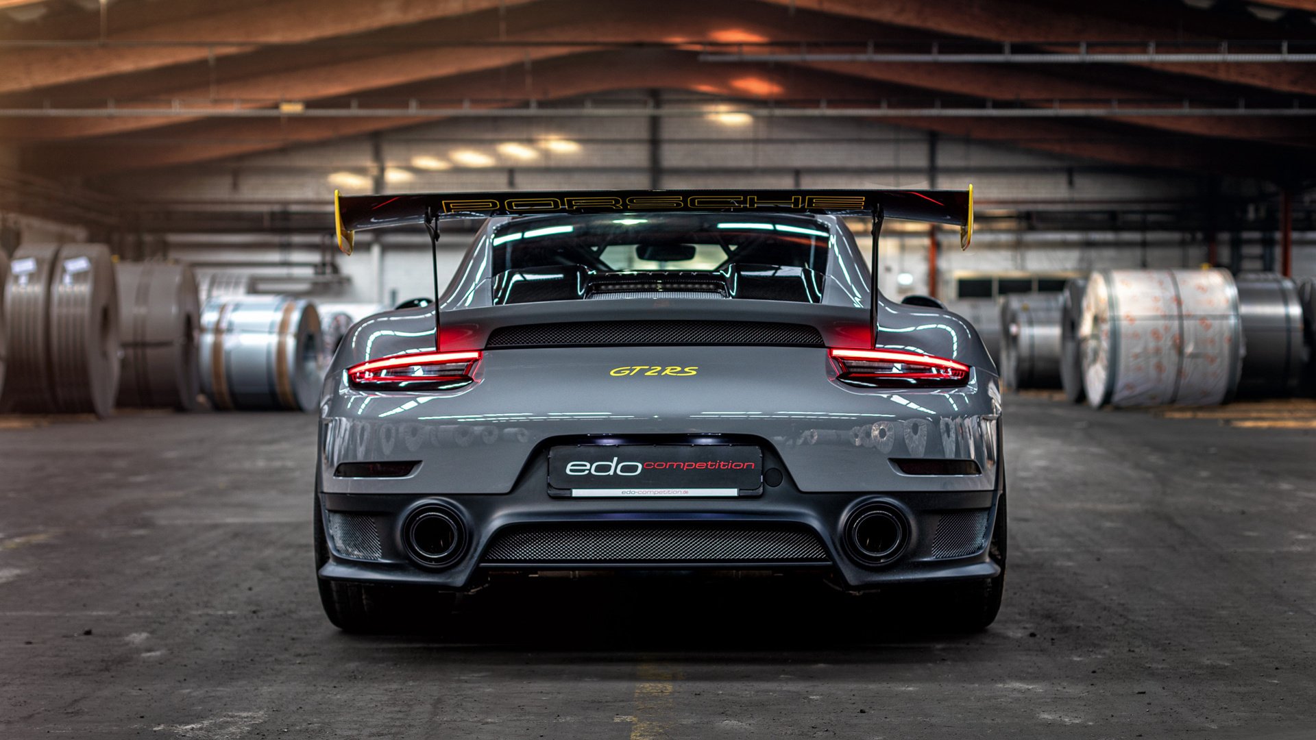 尤文图斯边路连线形成高频传中，尤文图斯锋线